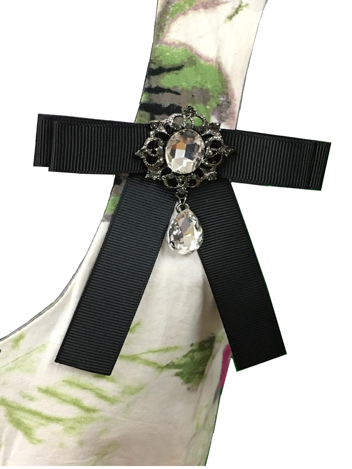 Vintage Floral Sleeveless Dress with Black Belt and Bow Pin